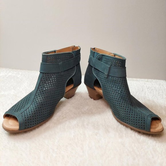 Earth Women's Blue Perforated Peep Toe Ankle Boots - Size 8.5 - Picture 1 of 7